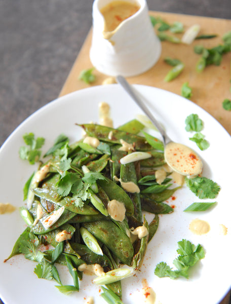 Pois mange-tout grillés avec une sauce aux arachides et au curry