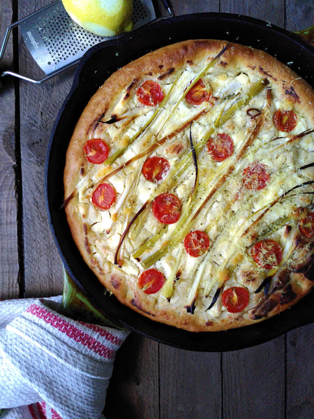 Focaccia d'été aux oignons verts